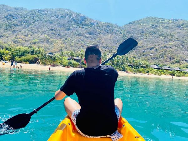 Chèo Kayak ngắm cảnh vịnh Ninh Vân