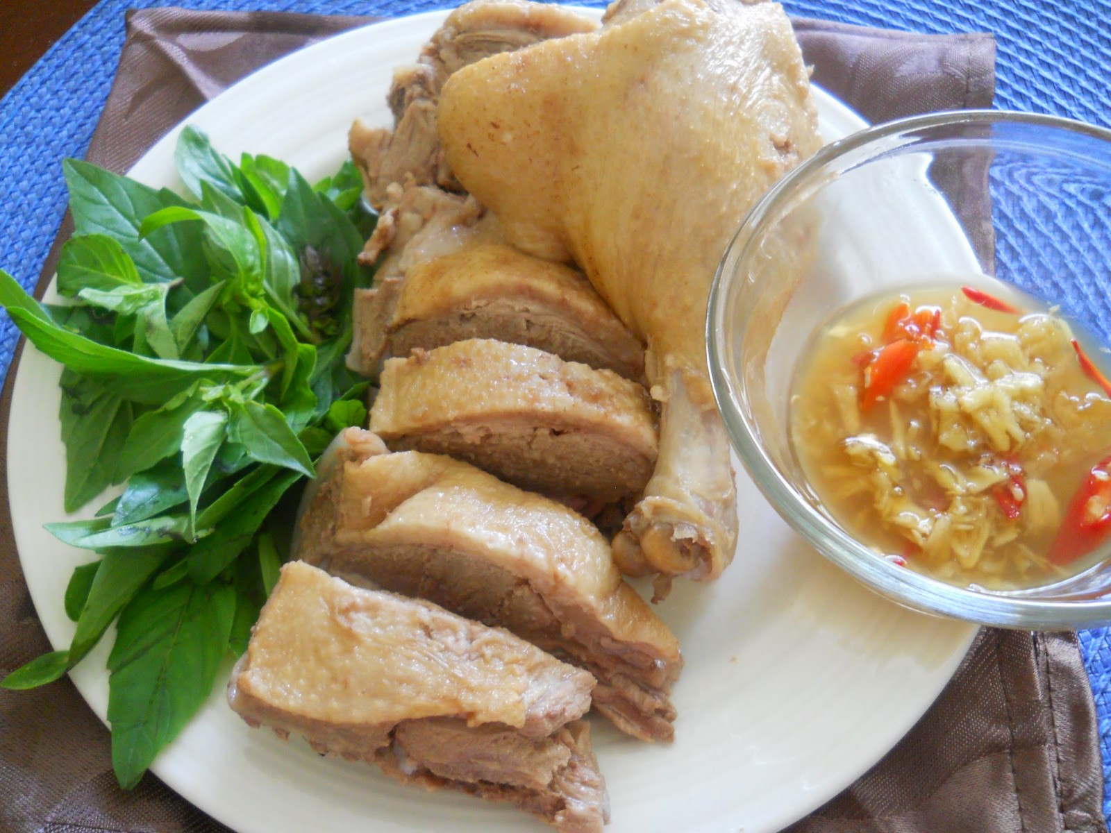 Món ngan đen luộc chấm nước mắm gừng. Ảnh minh họa: vaobepcungban