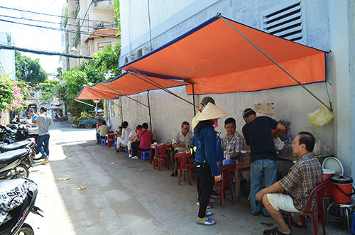 Những túp lều xanh cạnh bên những tán cây tại quán Song Mộc với bánh cuốn gốc Bắc