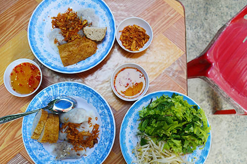 Mỗi dĩa bánh bình thường ở quán có giá 40.000 đồng. Ảnh: Phong Vinh.