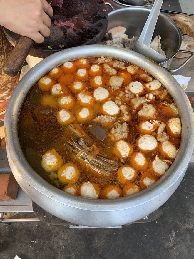 Nồi nước dùng bún bò Huế Chú Vọng đậm đà nghi ngút khói