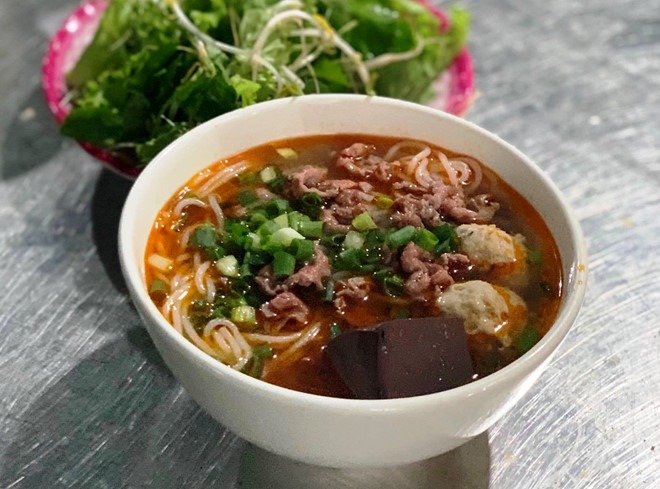 Khách ghé ăn bún bò Huế Chú Vọng nhộn nhịp vào mỗi buổi xế chiều