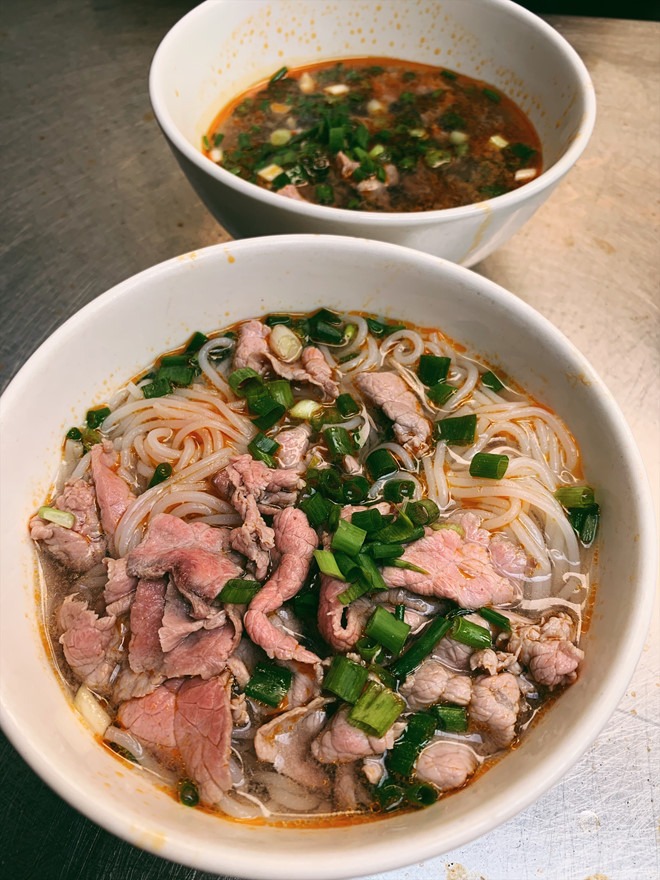 Cận cảnh tô bún bò Huế Chú Vọng hấp dẫn tại tiệm ăn Nguyễn Du