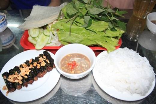 Không chỉ có đường Tôn Đức Thắng mới là “thánh địa” của bò lá lốt ở Sài Gòn, mà ngay ở quận “đại gia” cũng có món này với giá dễ chịu hơn. Cứ đi ngang đường số 2 là biết bao người lại nôn nao vì mùi thịt bò nướng bốc lên thơm không cưỡng nổi, âm thanh xì xèo của nước thịt bò chảy trên vỉ nướng, lá lốt chuyển sang màu đen bóng cực hấp dẫn. (Ảnh: Internet)