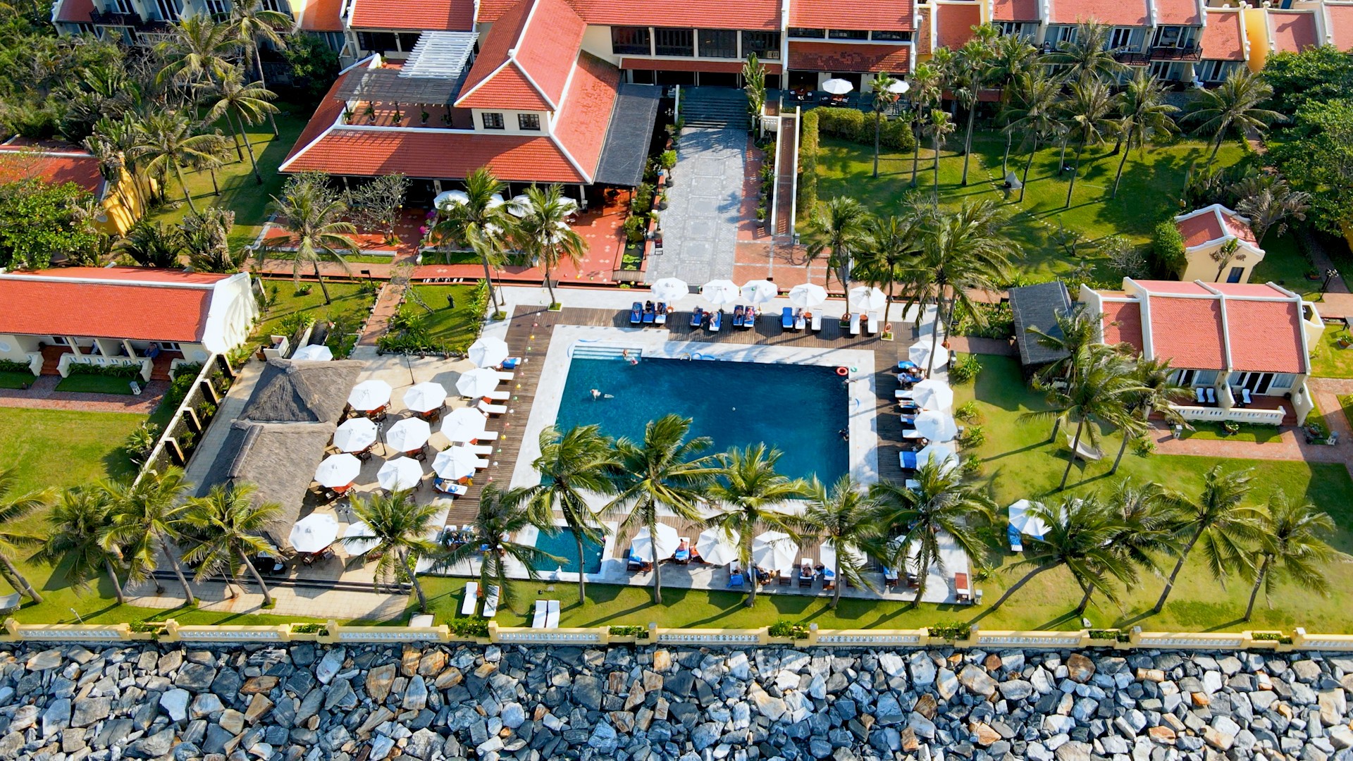 Khuôn viên xanh mát Victoria Hội An Beach Resort & Spa