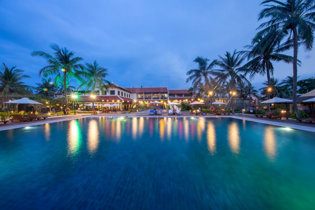 Hồ bơi lung linh ánh đèn tại Victoria Hội An