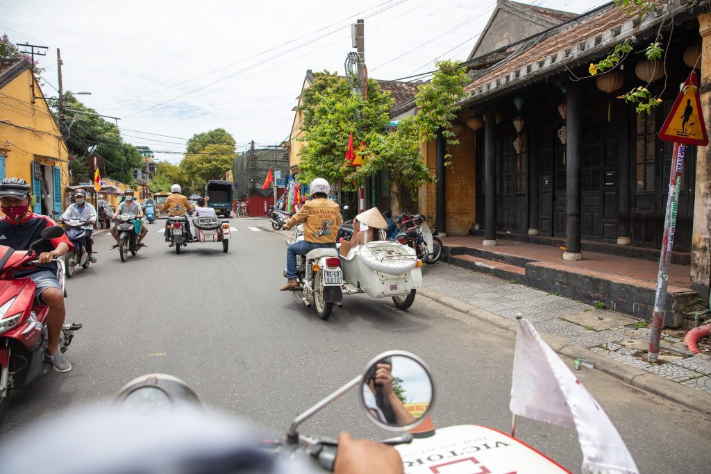 Dạo quanh phố cổ Hội An trên xe sidecar