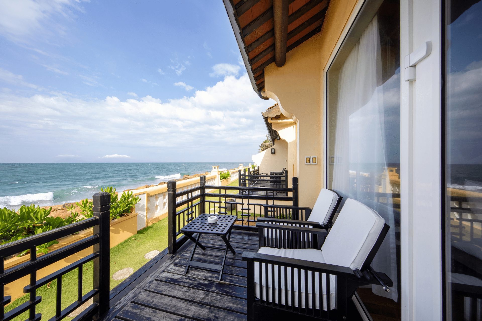 Ban công rộng thoáng nhìn ra biển tại Victoria Hội An Resort