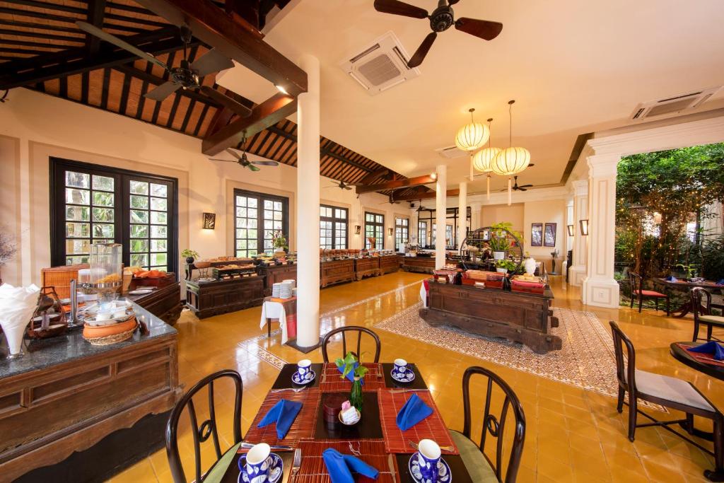 Không gian nhà hàng cổ điển tại Victoria Hội An Resort