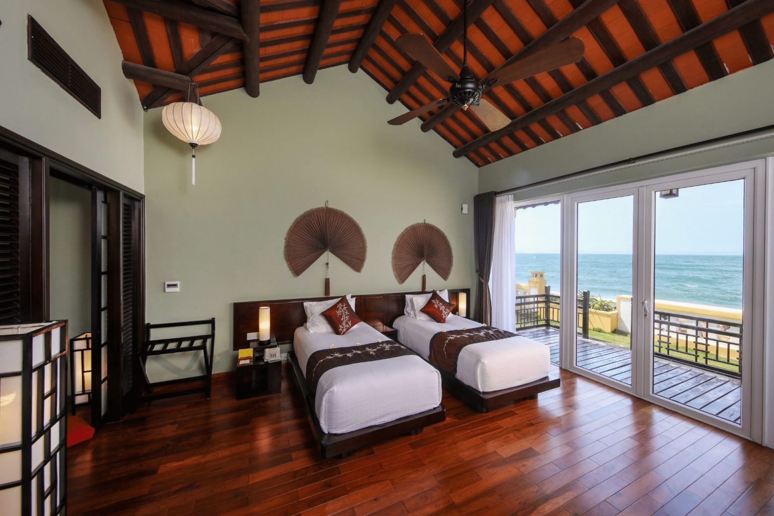 Không gian phòng nghỉ trầm ấm tại Victoria Hội An Beach Resort