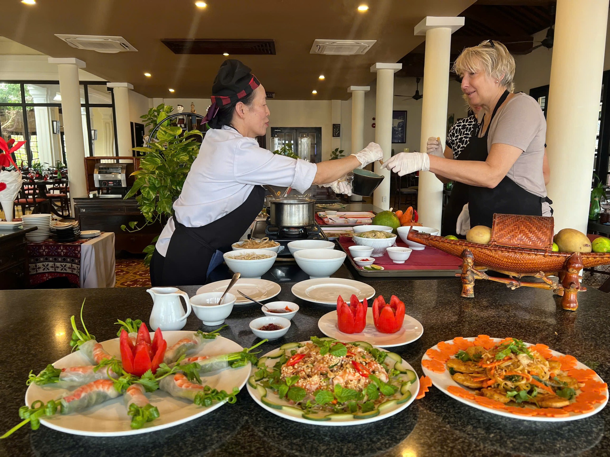 Đầu bếp tại nhà hàng L'Annam đang phục vụ du khách quốc tế các món ăn truyền thống Việt Nam