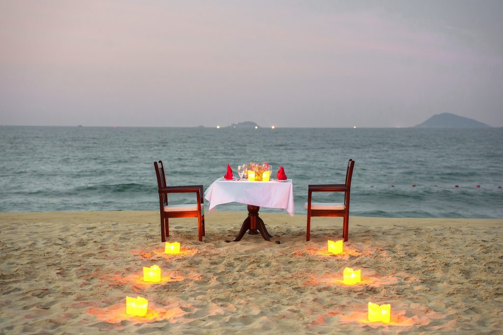 Bữa tối lãng mạn bên biển tại Victoria Hội An Beach Resort
