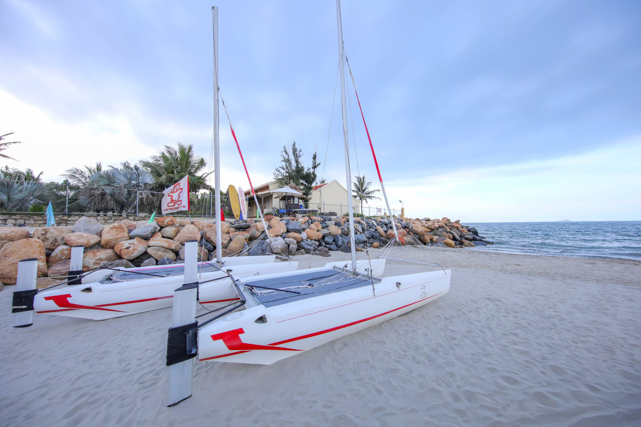 Thuyền buồm Catamaran tại Victoria Hội An Beach Resort