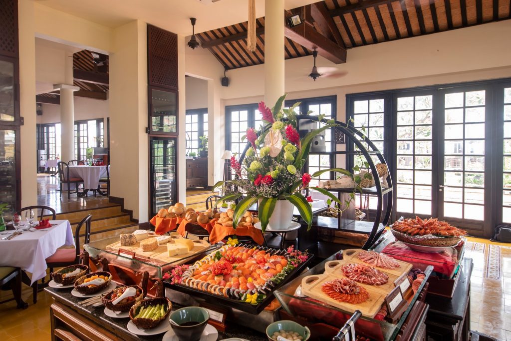 Bữa sáng buffet tại nhà hàng L’Annam của Victoria Hội An Beach Resort