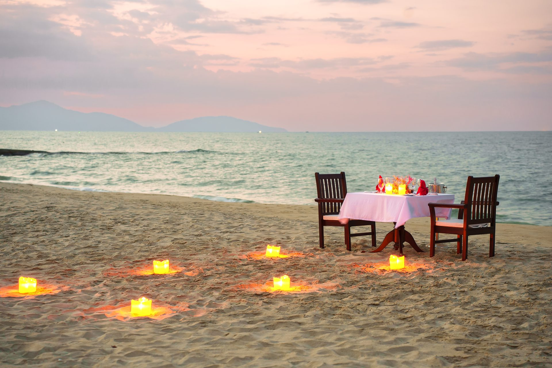 Du khách thưởng thức tiệc tối lãng mạn trên bãi biển Cửa Đại tại Victoria Hội An Beach Resort