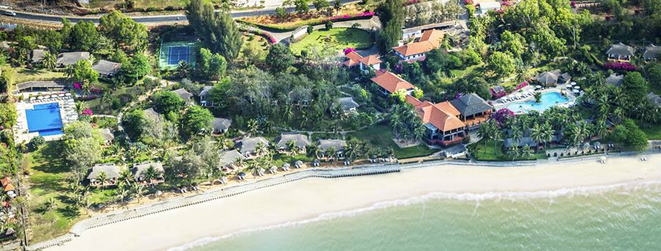 Bungalow Victoria Phan Thiết Beach Resort Bungalow Victoria Phan Thiết Beach Resort ẩn hiện trong vườn nhiệt đới.