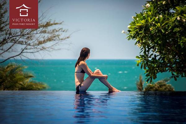 Hồ bơi vô cực hướng ra biển tại Victoria Phan Thiết