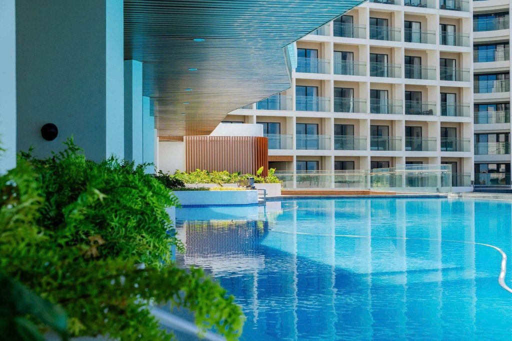 Hồ bơi vô cực ngoài trời tại resort Wyndham Charm Long Hải