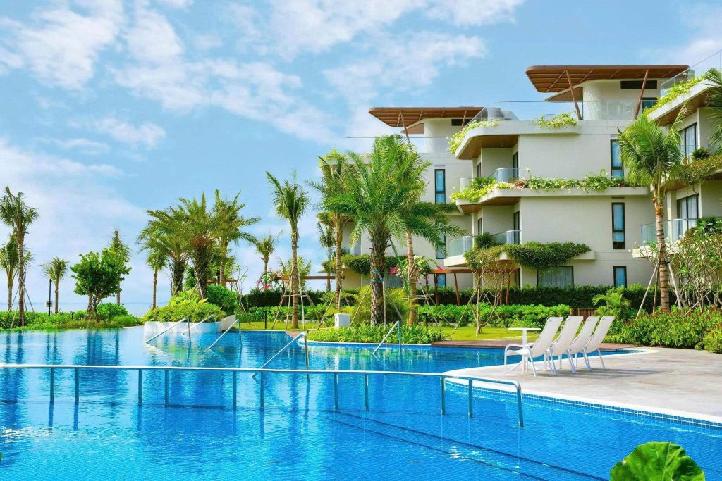 Khách hàng thư giãn bên hồ bơi Wyndham Charm Long Hải