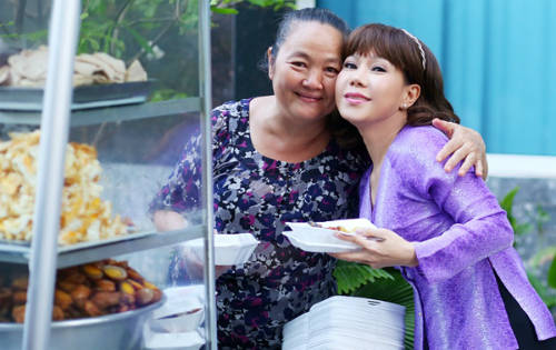 Việt Hương tạo dáng cùng một chủ hàng xôi Sài Gòn