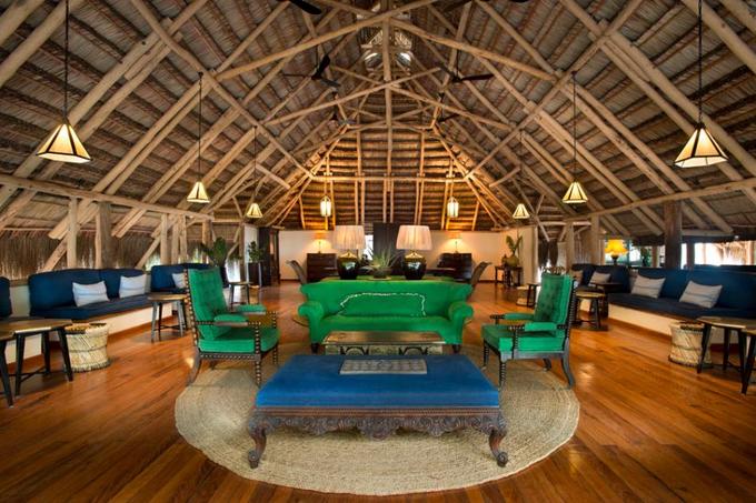 andBeyond Benguerra, quần đảo Bazaruto, Mozambique  Đây là khu nghỉ dưỡng nằm sát biển, du khách tới nghỉ sẽ được đi tour trực thăng ngắm nhìn toàn cảnh biển đảo từ trên cao. Resort có những bãi cát trắng đẹp mê mẩn, và rất gần với Vườn quốc gia Bazaruto - khu bảo tồn biển duy nhất của Mozambique.