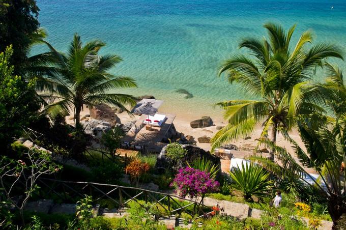 Tsara Komba, đảo Nosy Komba, Madagascar  Nằm ở cực tây bắc của Madagascar, Tsara Komba giống như một vườn bách thảo. Khu nghỉ dưỡng nằm giữa biển và rừng, các căn bungalow được dựng bên các khu vườn ở sườn đồi, núi. Những ban công riêng tư của khách có thể nhìn ra biển xanh ngắm cá heo nhảy sóng. Ngoài ra, lưu lại trên đảo Nosy Komba du khách có thể khám phá các làng chài, đồn điền cacao, cà phê, vanila...