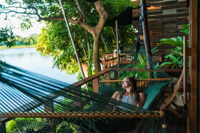 Jicaro Island, hồ Nicaragua, Nicaragua  Những căn nhà gỗ của khu nghỉ dưỡng này nằm ven bờ hồ Nicaragua hay Cocibolca, cũng là hồ nước ngọt lớn nhất Trung Mỹ. Du khách nghỉ ở Jicaro Island được trải nghiệm đi thuyền trên hồ, chèo kayak, khám phá đời sống địa phương, hay nằm võng ngắm núi lửa Mombacho hoặc cảnh hồ nước xanh mê hoặc.