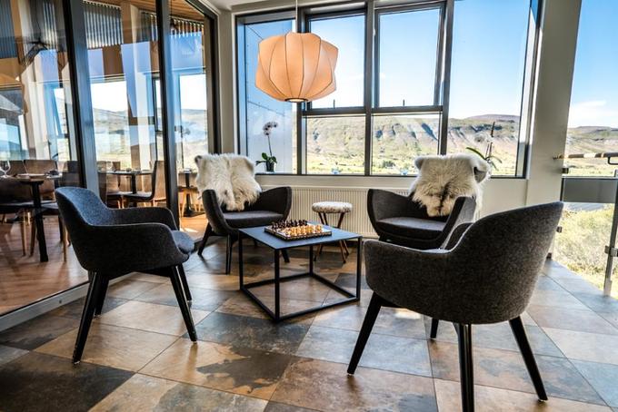 Húsafell, Húsafell, Iceland  Đây là một trong những vùng nghỉ mát nổi tiếng và thu hút nhiều du khách nhất ở Iceland. Khách sạn cùng tên khu vực này nằm ở thung lũng Borgarfjordur, muốn đến du khách phải đi qua con đường Reykjavík không hề dễ dàng. Du khách nghỉ tại khách sạn Húsafell có cơ hội ngắm mặt trời nửa đêm vào mùa hè, ngắm cực quang vào mùa đông, được tắm các bể nước nóng, khám phá các sông băng, hang động và thác nước.