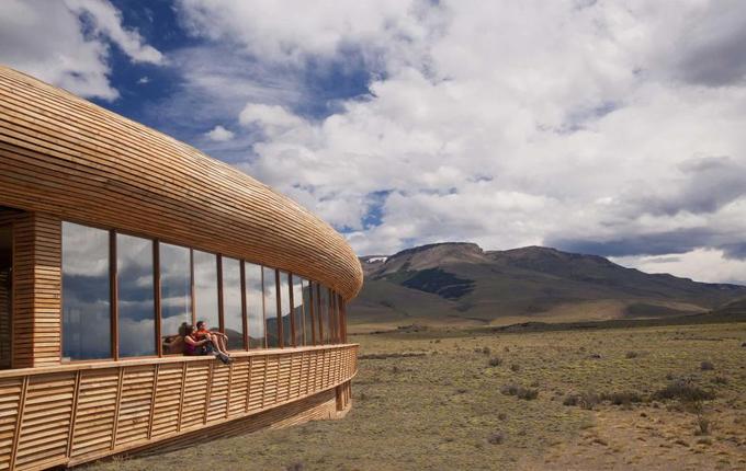 Tierra Patagonia, Patagonia, Chile  Với kiến trúc bao phủ các mặt bởi những cửa kính lớn, du khách nghỉ tại Tierra Patagonia có thể ngắm nhìn cảnh vật Vườn quốc gia Torres del Paine bất cứ khi nào, từ hành lang tới phòng bể bơi. Ngoài ra, du khách sẽ được khám phá vẻ đẹp và sự phong phú tuyệt vời của thiên nhiên Patagonia khi theo chân những hướng dẫn viên Chile.