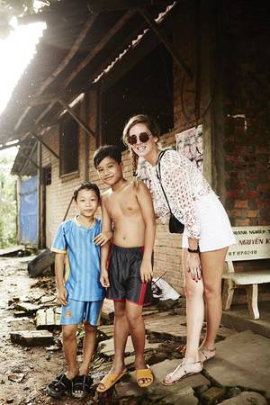 Chiara Ferragni Việt Nam chụp hình kỷ niệm cùng các em nhỏ địa phương