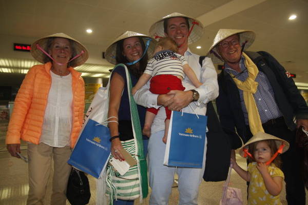 Hiệp hội Du lịch TP.HCM đề nghị kéo dài thời gian miễn visa cho khách Nga từ 15 ngày lên một tháng. Trong ảnh: Sở VH-TT&DL TP.HCM đón khách Nga tại sân bay Tân Sơn Nhất - Ảnh: L.N.