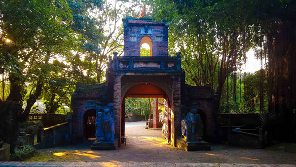 Giếng nước cổ được chuyển từ Thanh Hóa về Việt Phủ Thành Chương nằm bên trái cổng vào.