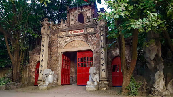 Việt Phủ Thành Chương là một trong những điểm du khách yêu thích tìm hiểu văn hóa không nên bỏ qua khi tới Hà Nội.