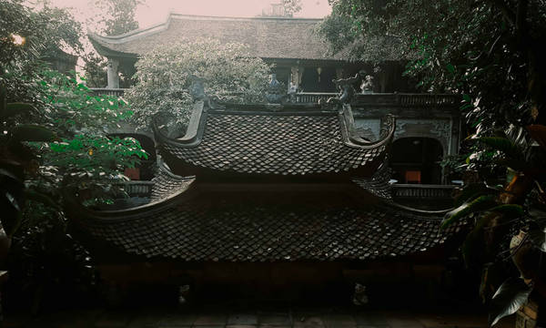 Quần thể kiến trúc cổ pha chút hiện đại cùng hàng nghìn hiện vật văn hóa lịch sử từ các triều đại Đinh, Lý, Trần, Lê… đã khiến Việt phủ trở thành điểm du lịch văn hoá hấp dẫn gần chốn thị thành.