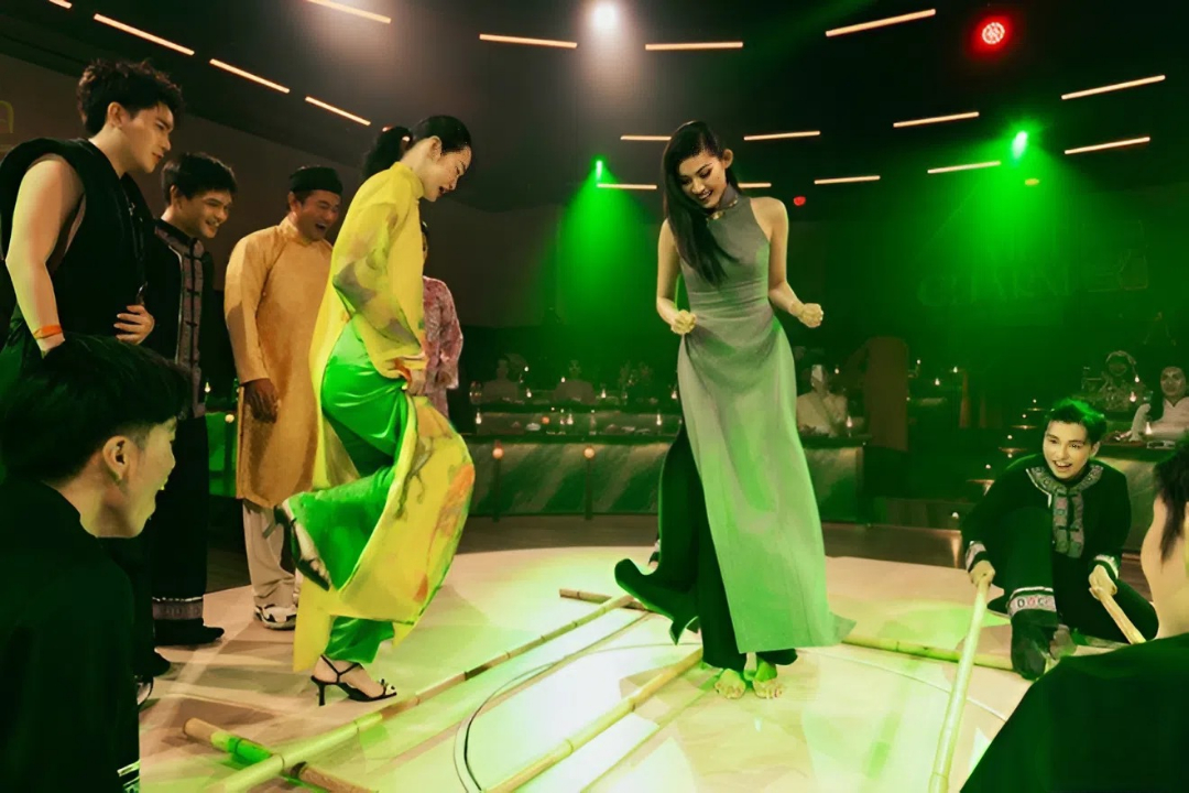 Sân khấu xoay 360 độ tại VietCharm Show