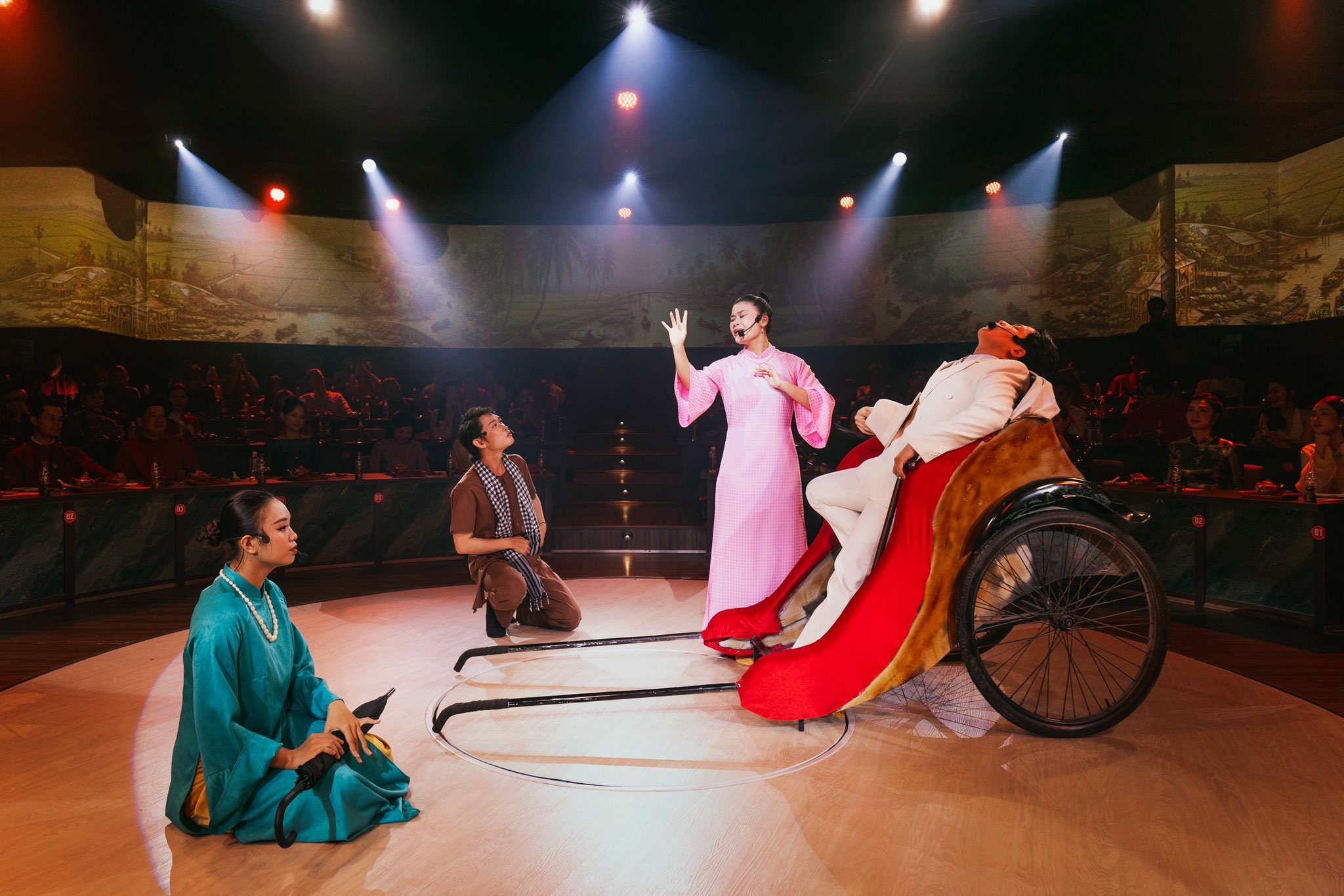 Sân khấu đa giác quan VietCharm Culture & Dining Show