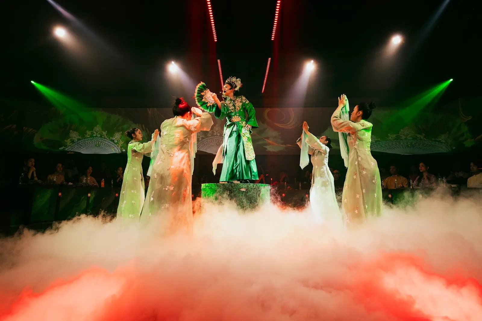 Biểu diễn văn hóa tại VietCharm Culture & Dining Show
