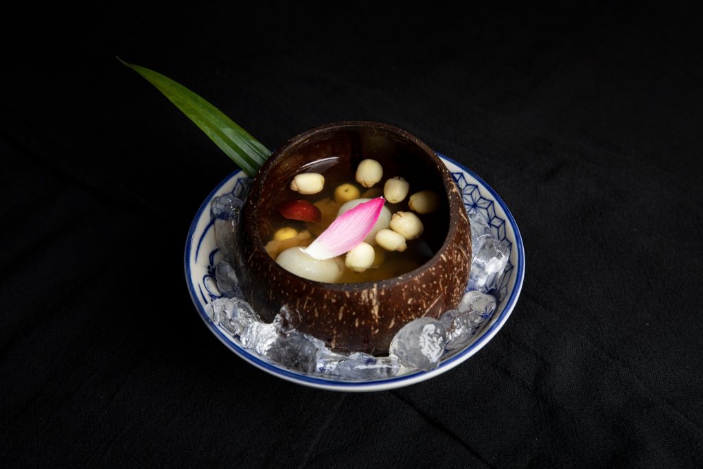 Món tráng miệng chè long nhãn hạt sen