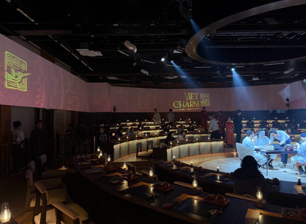 Nghệ thuật múa truyền thống tại VietCharm Show