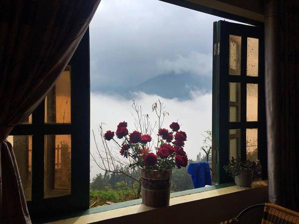 Sáng thức dậy ở VietTrekking Homestay bạn sẽ cảm nhận làn gió se se lạnh, sương bay bay trên đỉnh đâu và đâu đó trong không khí còn thoang thoảng mùi hoa nhẹ nhàng mà lưu luyến. Ảnh: VietTrekking Homes