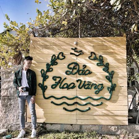 Không gian xanh mát ngập tràn cây cối tại Villa Đảo Hoa Vàng