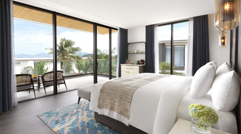 Phòng ngủ thiết kế hiện đại view biển tại resort Nha Trang