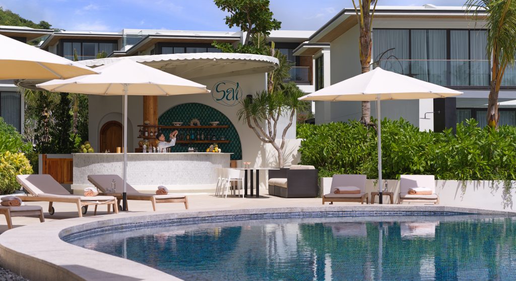 Quầy bar cạnh bể bơi hướng biển tại resort Nha Trang