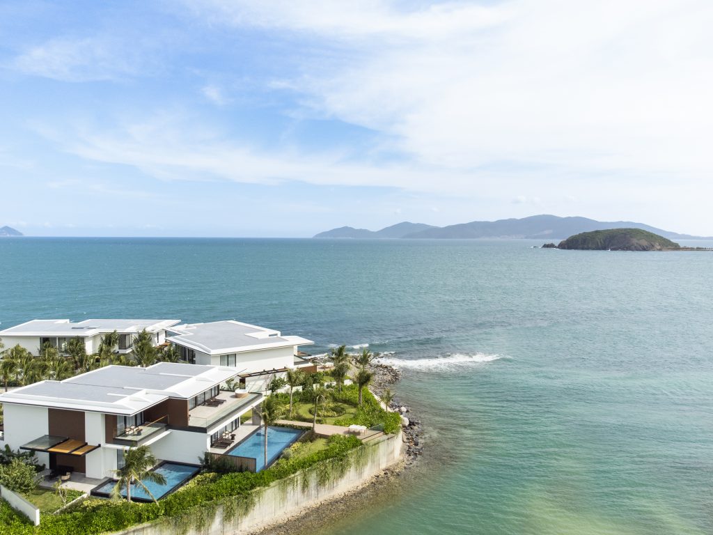 Vị trí biệt lập tựa lưng vào núi hướng ra biển của resort Nha Trang