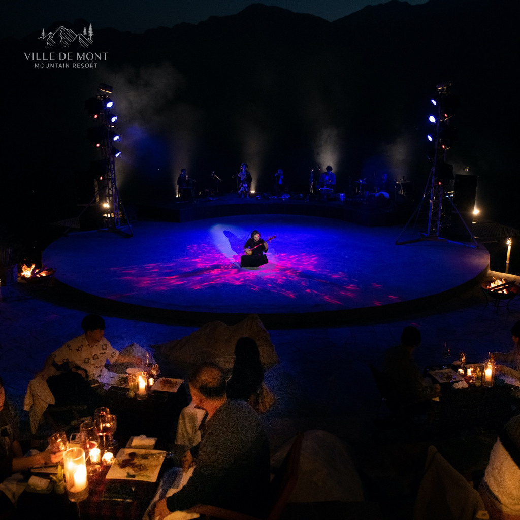 Tus De Liab Cabaret.