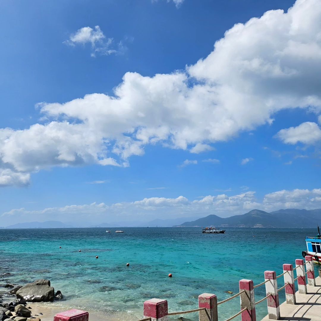 Làn nước trong xanh tại đảo Hòn Mun Nha Trang