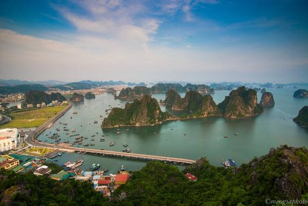 Góc nhìn Vịnh Hạ Long Kong từ ngọn núi Bài Thơ