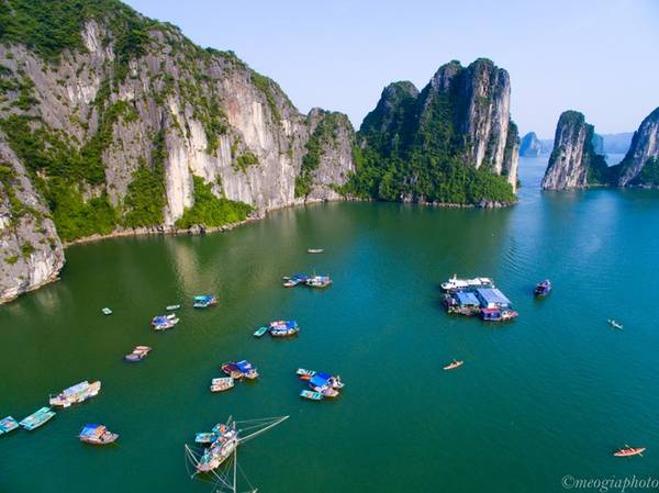 Khung cảnh biển trời bao la xanh ngắt một màu với những hòn đảo nhỏ trên biển xanh.