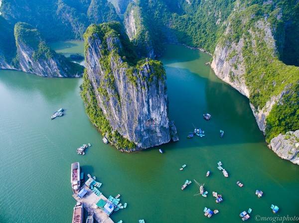 Ba Hang cũng là một điểm dừng chân yêu thích của du khách vì ngoài việc được đi thăm làng chài bạn còn có thể tự chèo thuyền kayak tham quan những hang động trên vịnh.