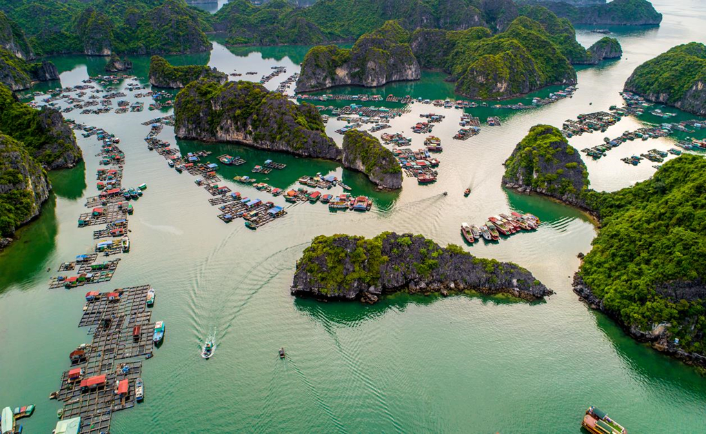 Vịnh Hạ Long Cát Bà với dãy núi đá vôi